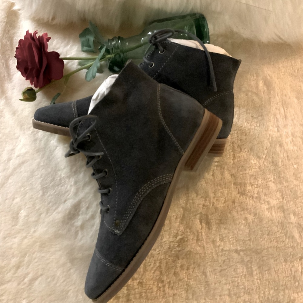 NWT ARRAY - Gray lace up ankle boots. Sz 8 RUNS SMALL